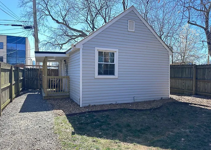 E3 Centrally Located In Carytown Fully Fenced